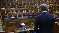 El presidente del Gobierno, Pedro Snchez y la vicepresidenta primera, Mara Jos Montero, escuchan la intervencin del presidente del PP, Alberto Nez Feijoo, durante la sesin de control.
